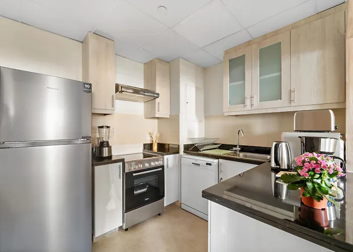 Aesthetic Beach Apartment , Sleeps 6, Pool, Gym & Waterfront Views